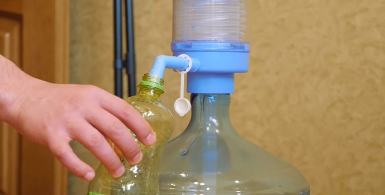 Remplir une grande bouteille d'eau