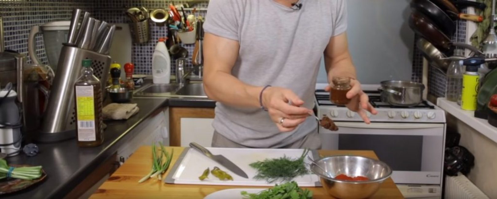 Adjika est ajouté à la sauce à raison d'une cuillère à soupe bombée