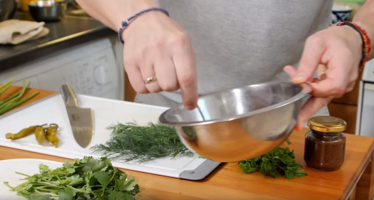 L'adjika géorgien dans la sauce doit être bien mélangé