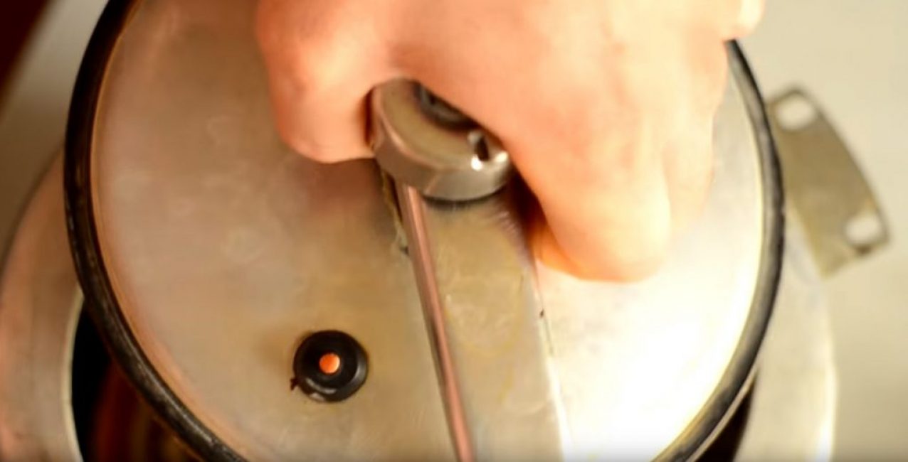 Ouverture du couvercle du fumoir