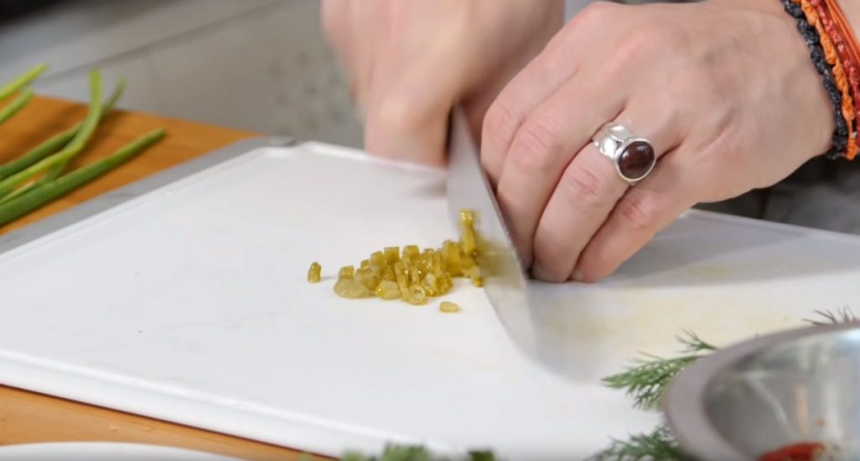 Tout d'abord, les poivrons marinés doivent être finement hachés.