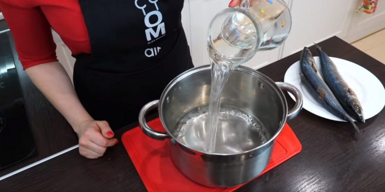 L'eau est versée dans une casserole