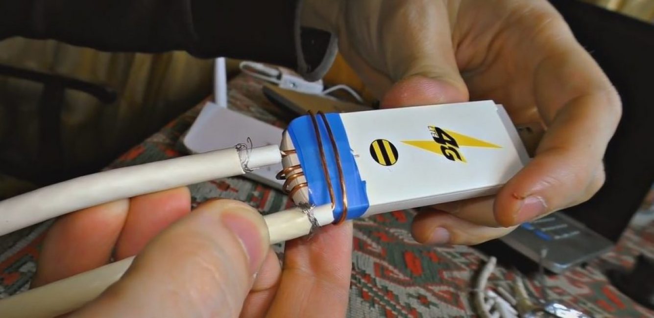 Nous enroulons le deuxième noyau perpendiculairement et le fixons avec un isolant