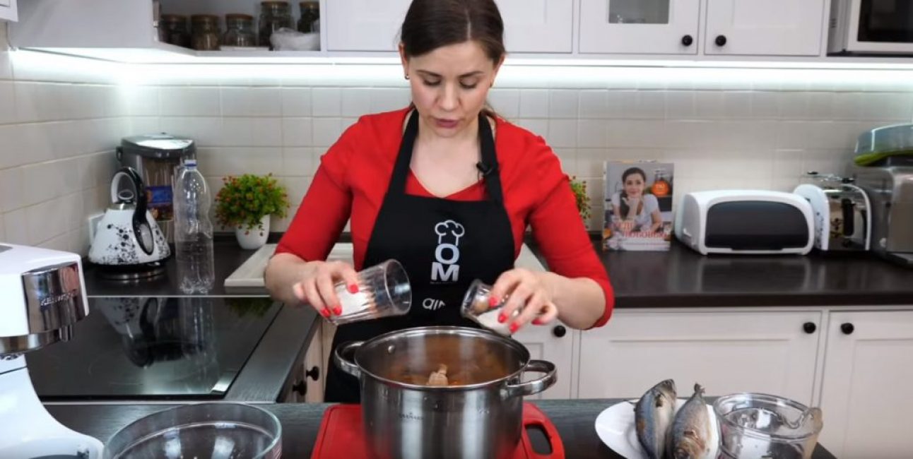 Ajouter le sel et le sucre