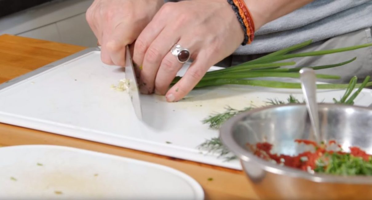 Hacher les oignons verts