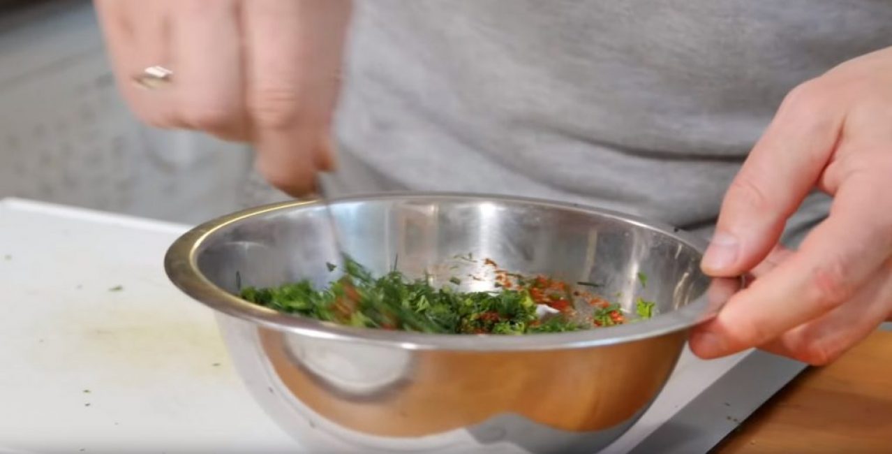 Une fois le persil ajouté aux pâtes, la sauce doit être bien mélangée.