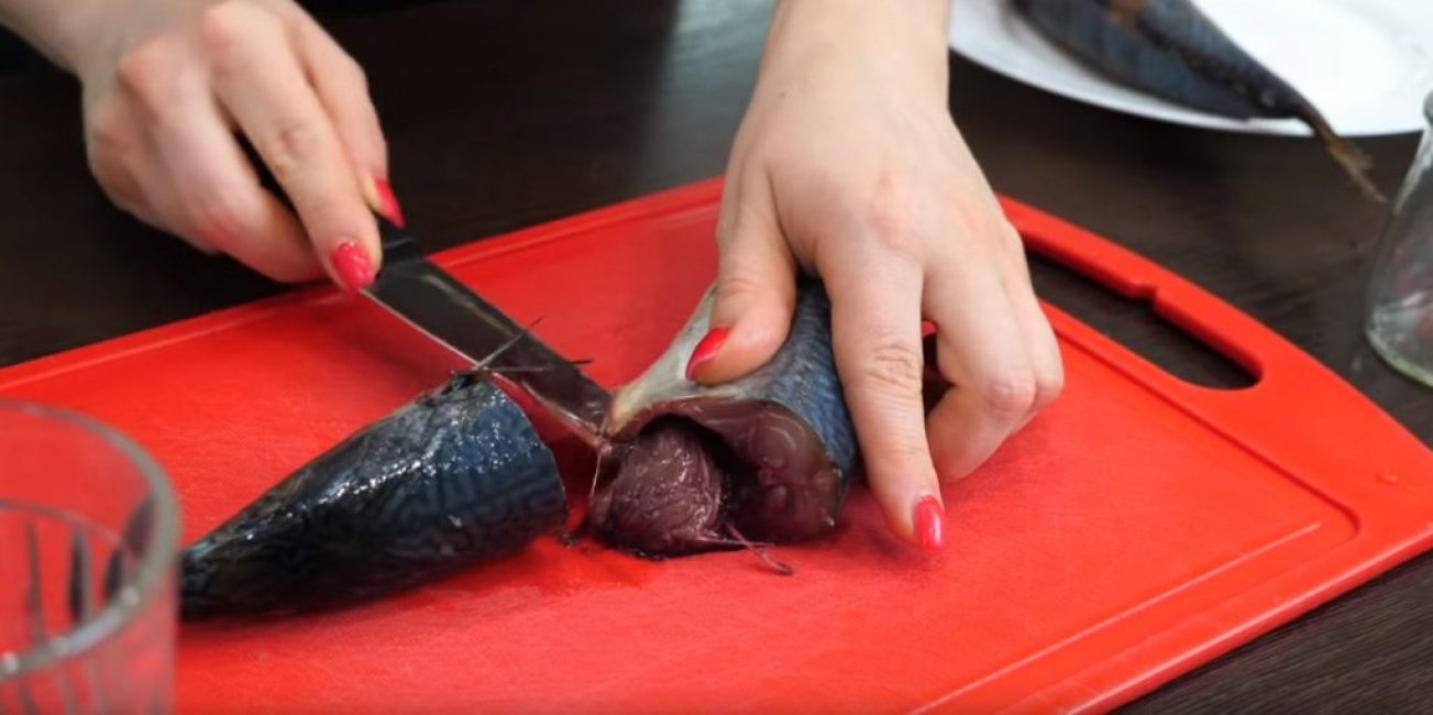 Le poisson est éviscéré et lavé