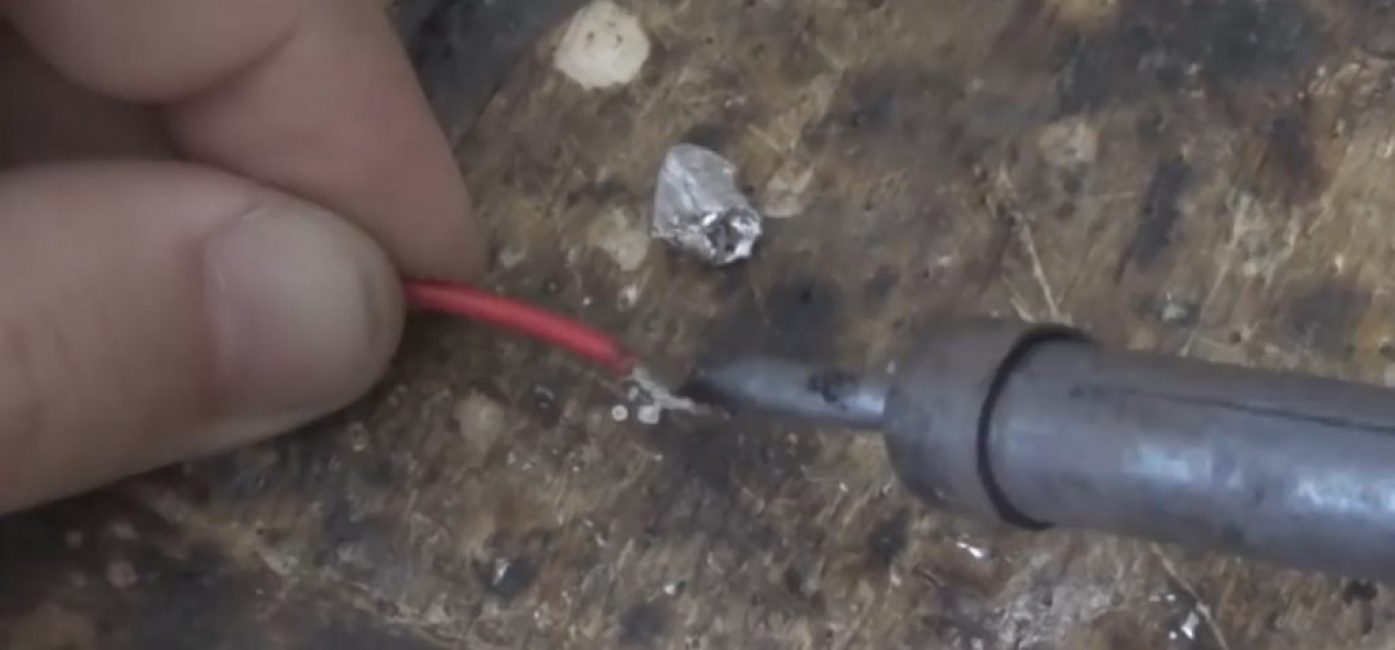 Fer à souder avec soudure, fil et acide citrique sur le comptoir