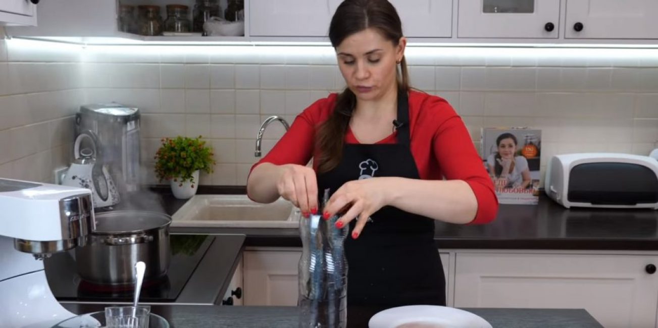 Marquer des carcasses de poisson dans une bouteille en plastique