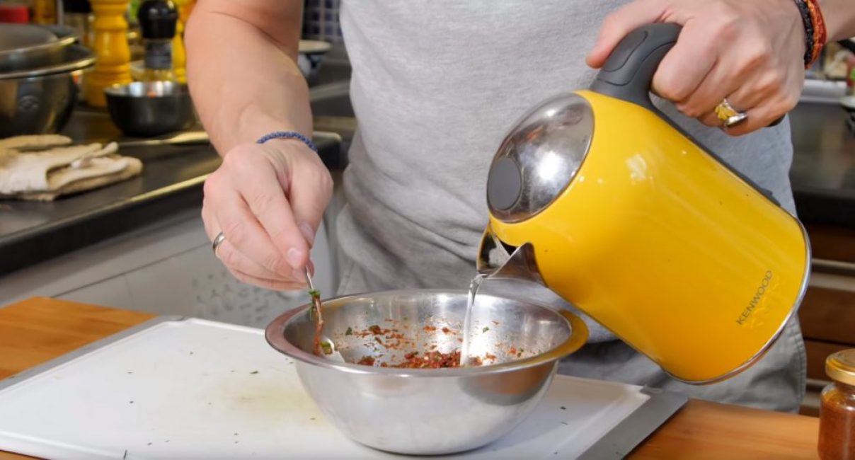 Ajouter de l'eau à la sauce