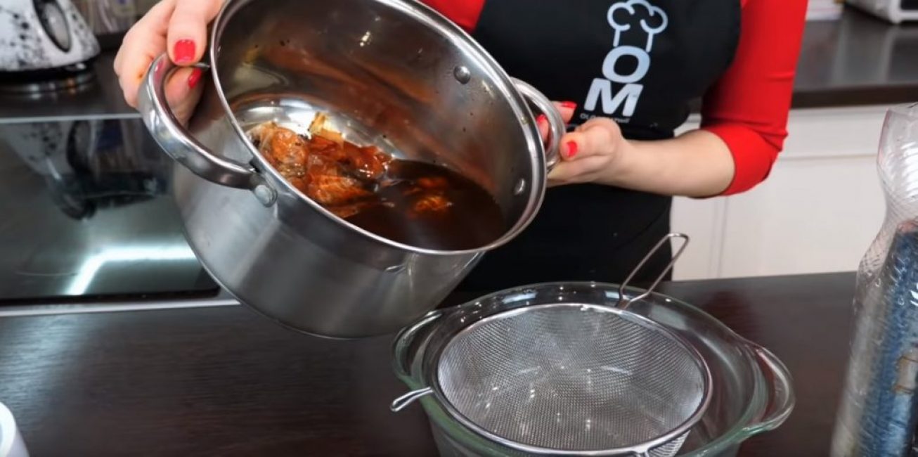 La marinade est filtrée à travers un grand tamis.