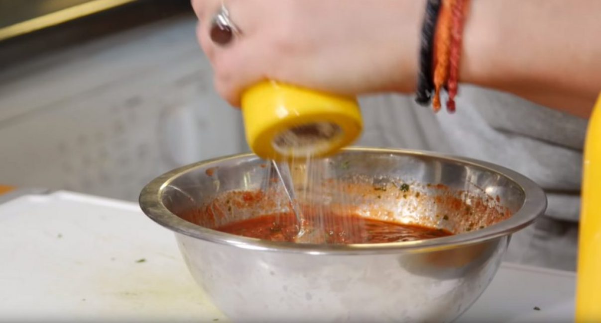 Ajouter du sel à la sauce