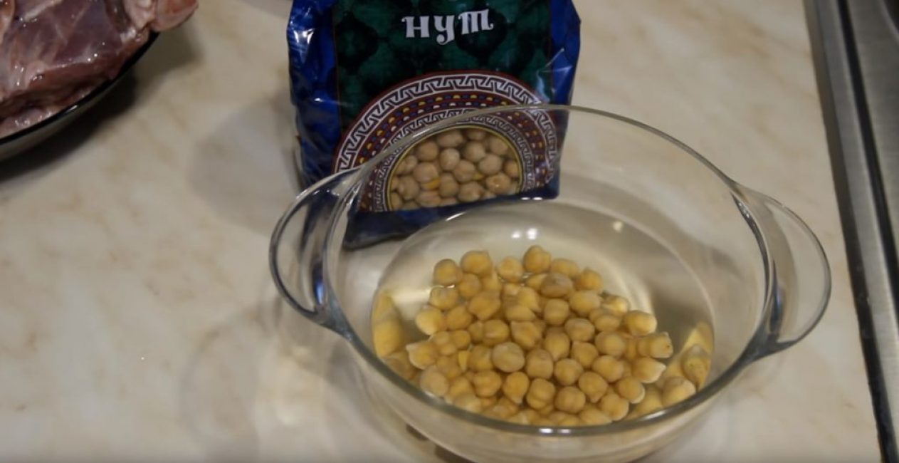 Les pois chiches doivent être trempés une nuit avant la cuisson.