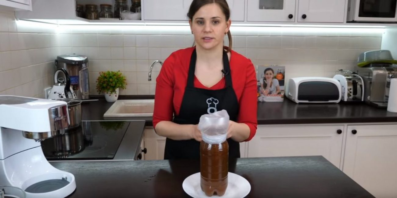 Le haut de la bouteille est attaché avec un film