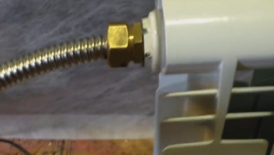 Haut - alimentation, bas - retour, - système d'écoulement par gravité