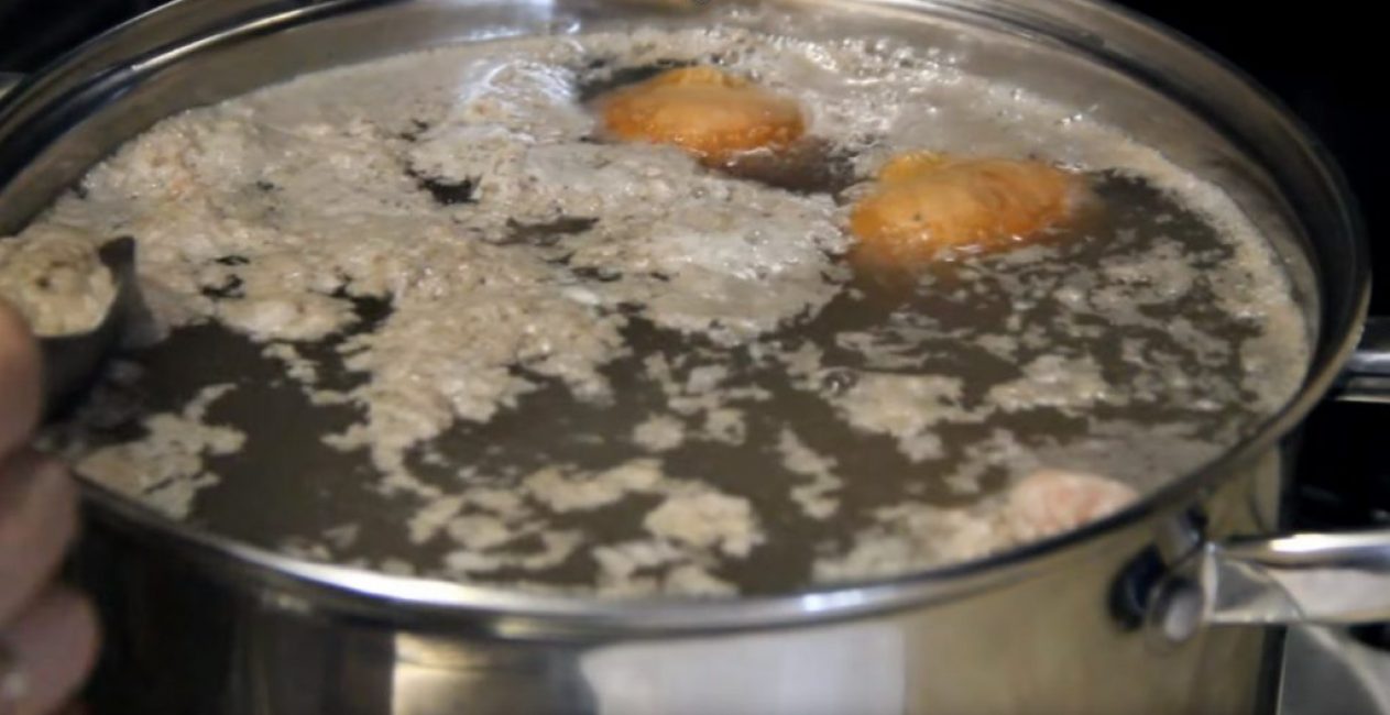 Pendant la cuisson, retirez la mousse avec une cuillère.