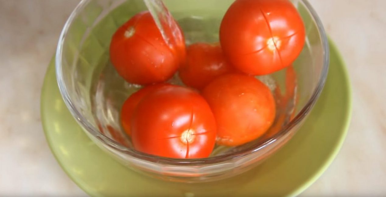 Verser les tomates avec de l'eau bouillante