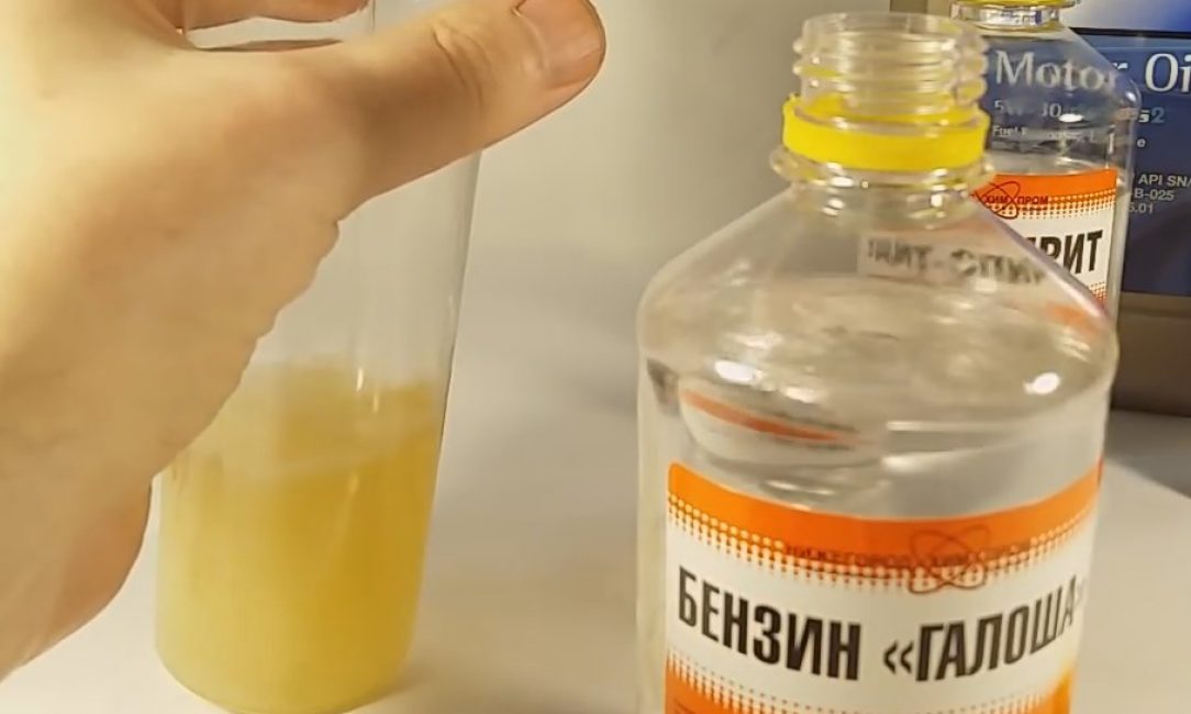 Verser de l'essence dans la composition