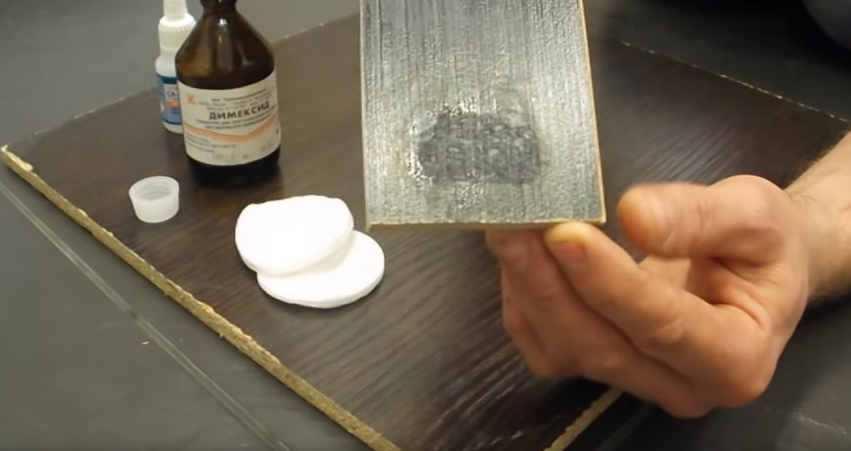 Accumulation d'adhésif sur un sol stratifié