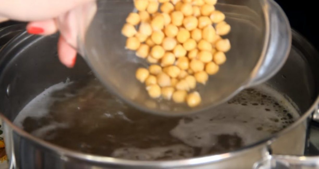Les pois chiches sont mis dans le bouillon