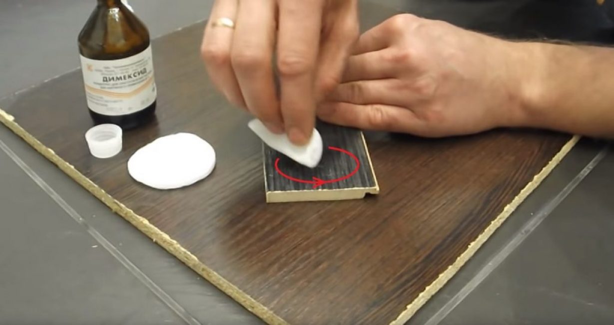 Mouvements circulaires avec un coton sur toute la surface de la tache adhésive