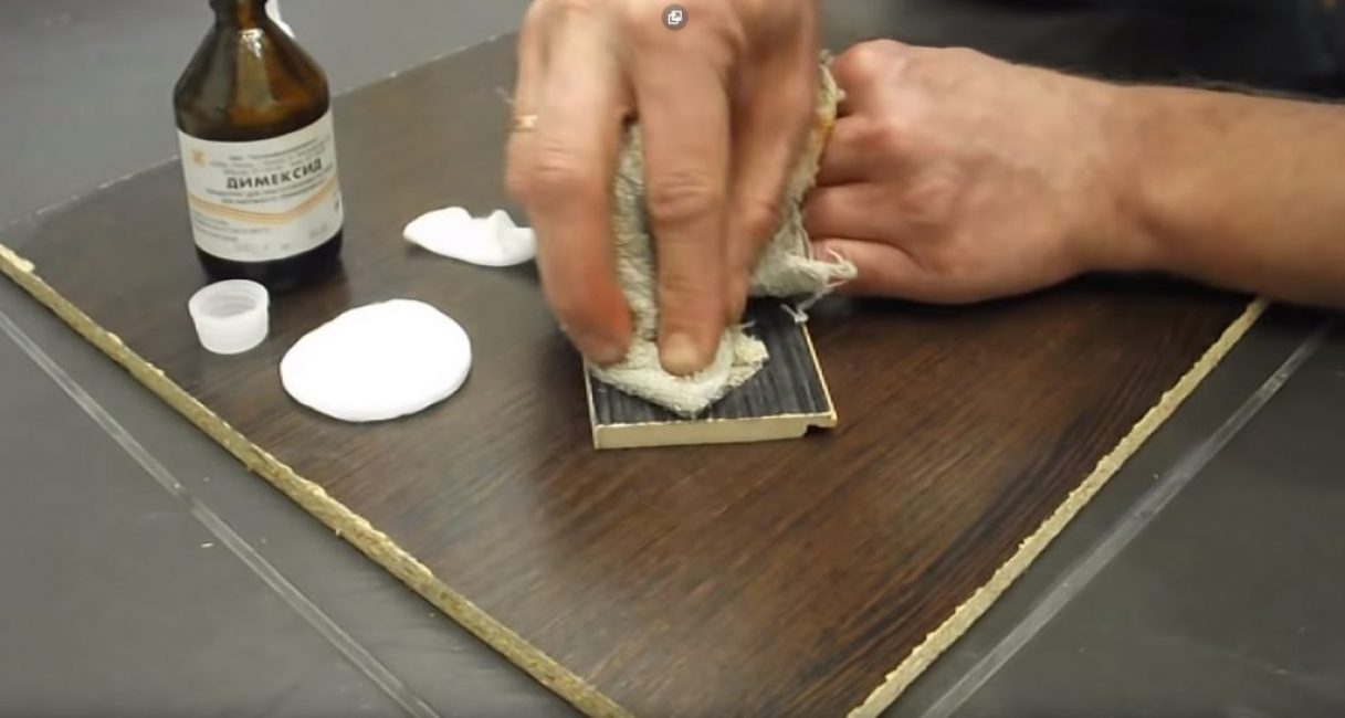 Dans ce cas, la surface doit être nettoyée des résidus de colle et de dimexide avec un chiffon.