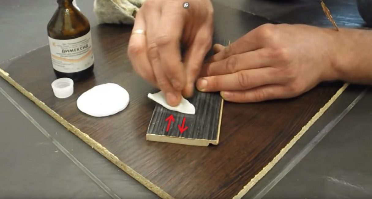 Mouvements avec un coton lors du nettoyage final de la surface