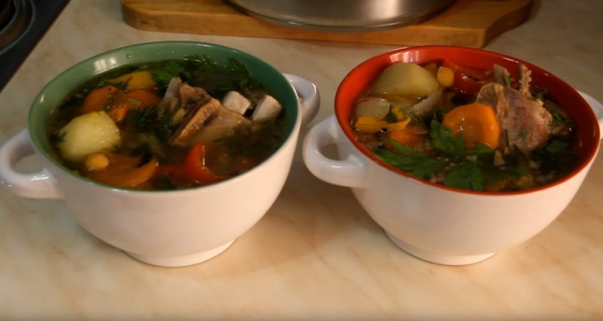 Le shurpa prêt est versé dans des bols