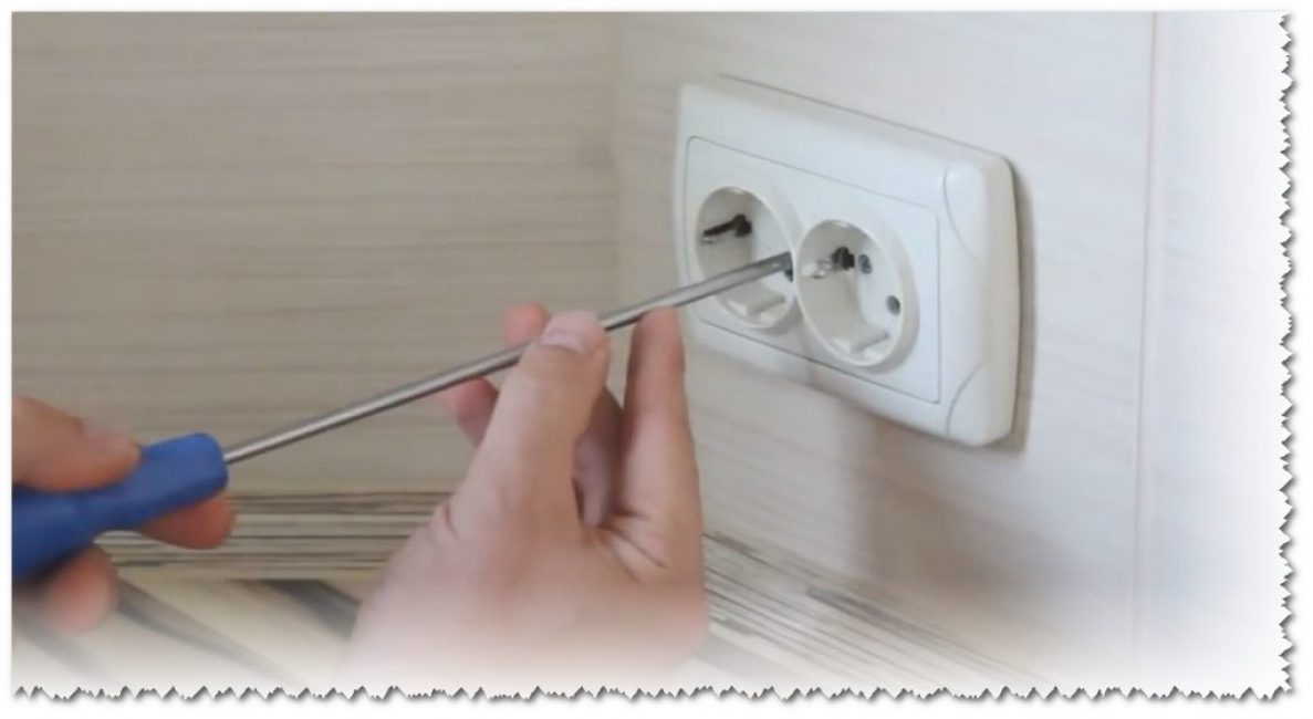 Retrait du couvercle de la prise