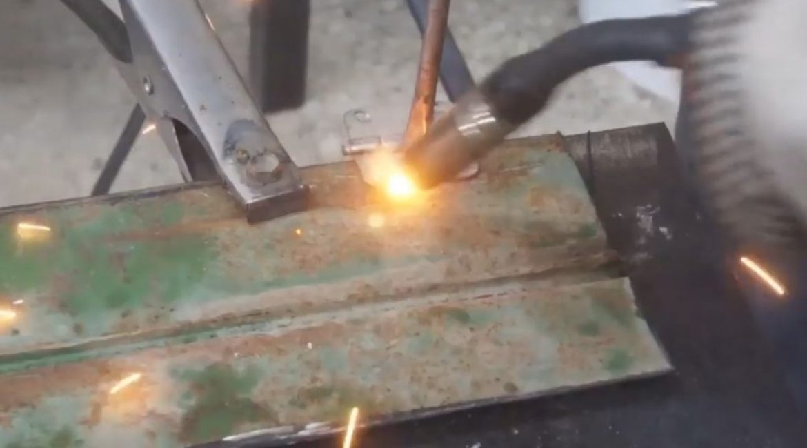 L'essentiel est de ne pas brûler - le métal est très fin