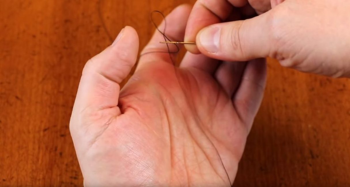 Le résultat du travail - une boucle est enfilée dans le chas de l'aiguille