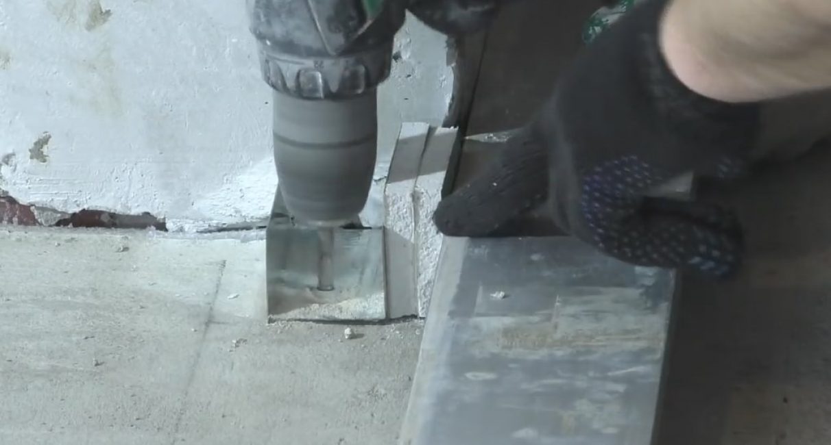 Pour maintenir la cloison au ras du mur principal