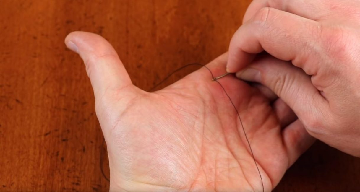 La position initiale du fil avec l'aiguille