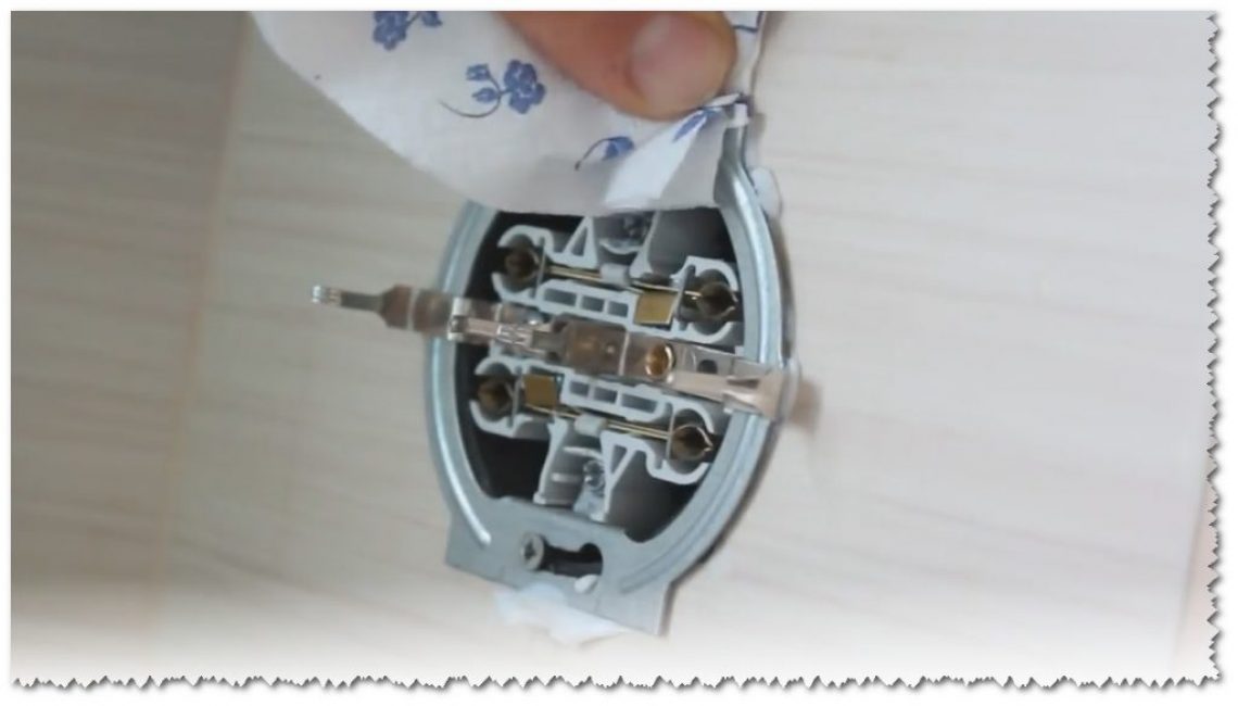 Enlever l'excédent de colle