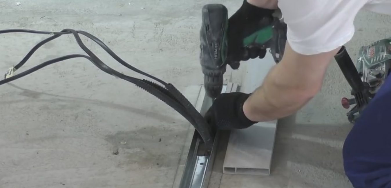 Strictement selon le balisage, de sorte qu'il soit affleurant