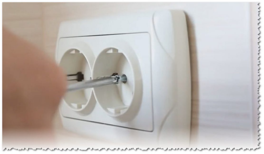 Nous installons le couvercle protecteur et décoratif de la prise arrière