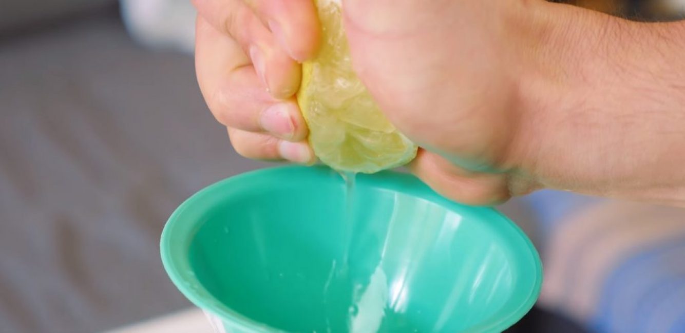 Moitiés de citron pressées dans un grand bol