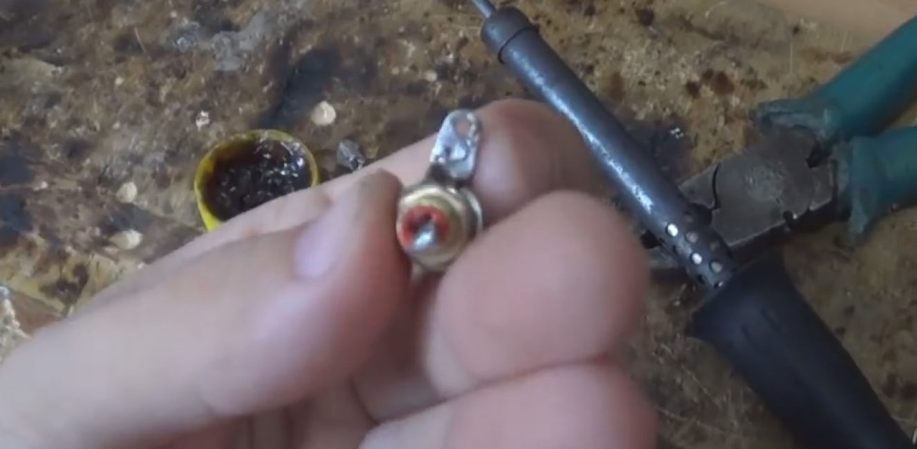 Vous pouvez maintenant souder le fil à la tulipe