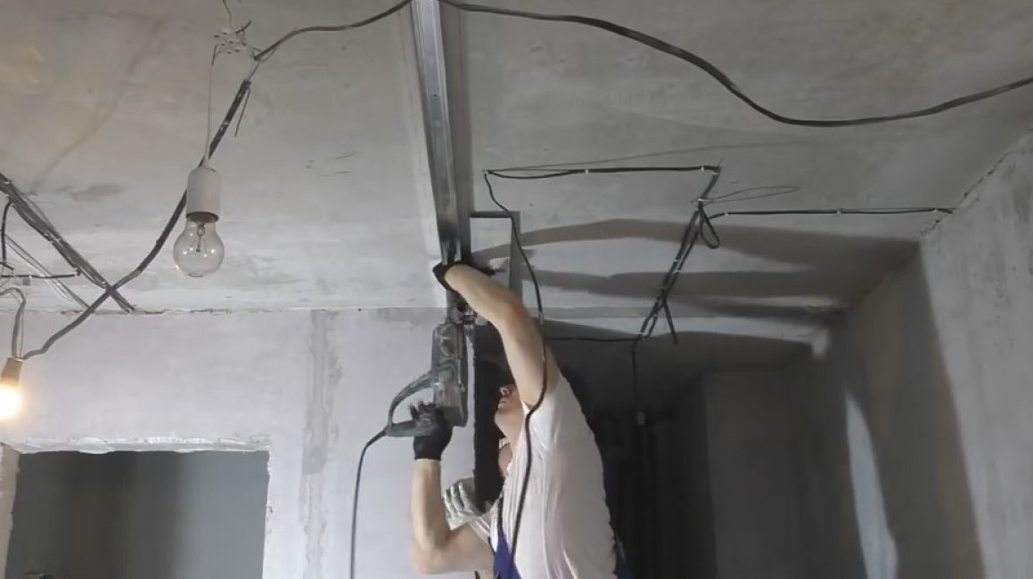 Sur toute la longueur de la barrière