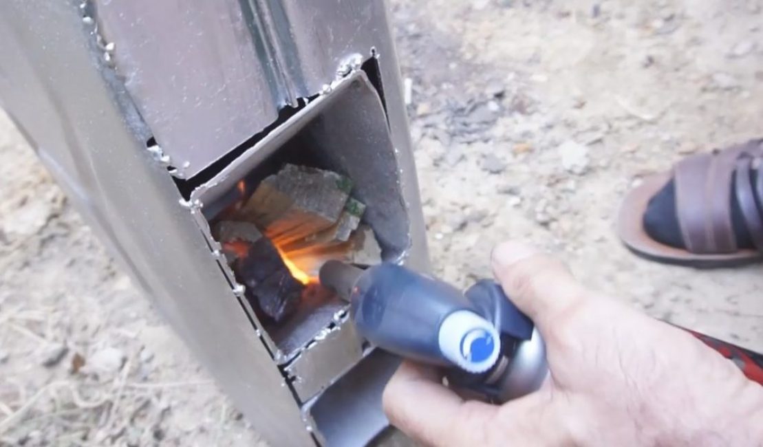 Il a chargé la chambre de combustion de copeaux et allumé un feu