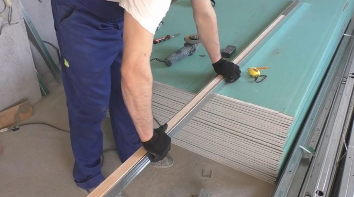 Pour le renforcement, un bloc de bois est inséré à l'intérieur du profilé.