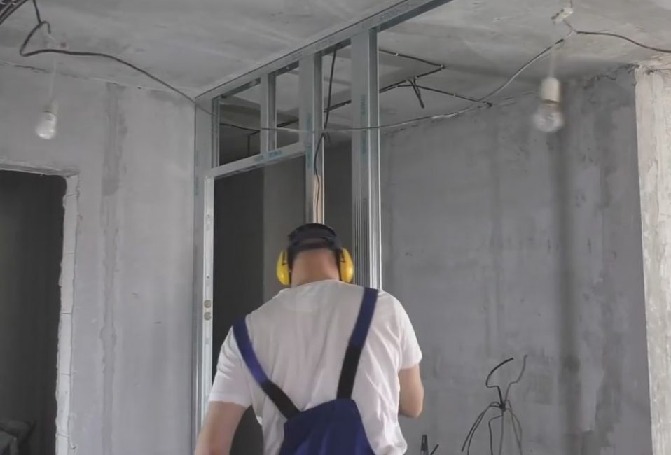 Les profilés renforcés sont fixés avec une rondelle de pression