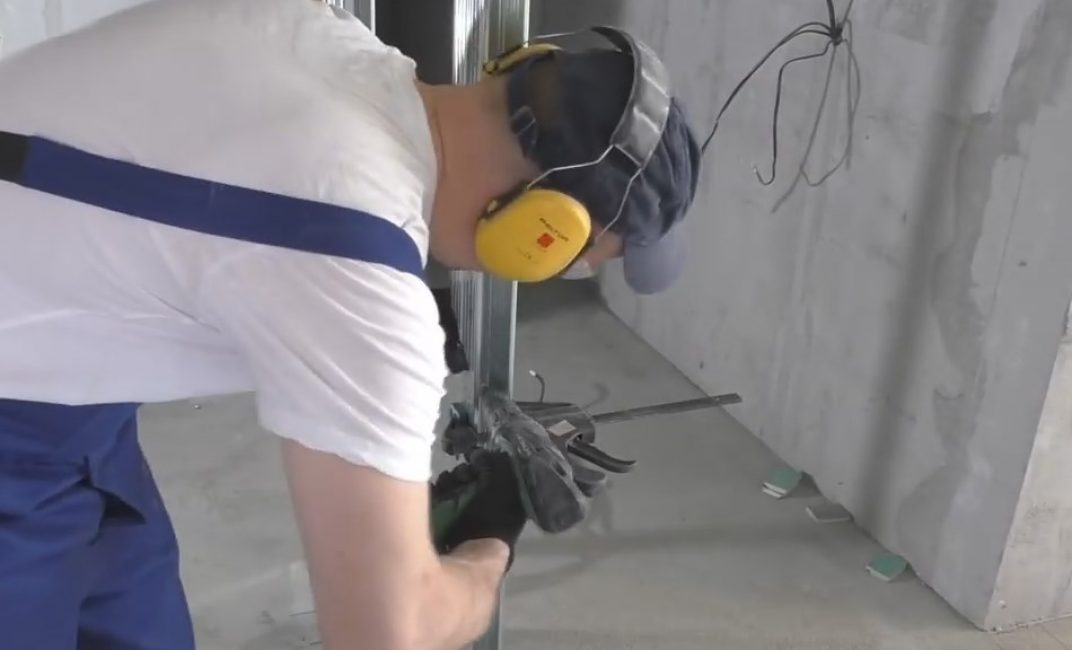 Installation du deuxième profilé pour la crémaillère et fixation des deux profilés entre eux sur la rondelle de pression