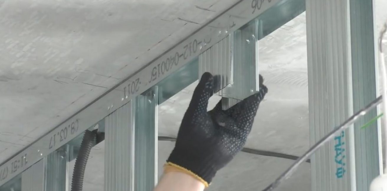 Dans chaque ouverture, pour la fixation d'un profilé de plafond tendu