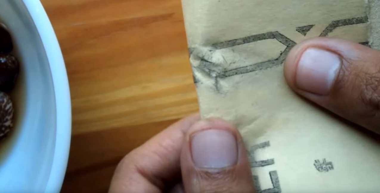 Papier de verre avec graines coupées en deux