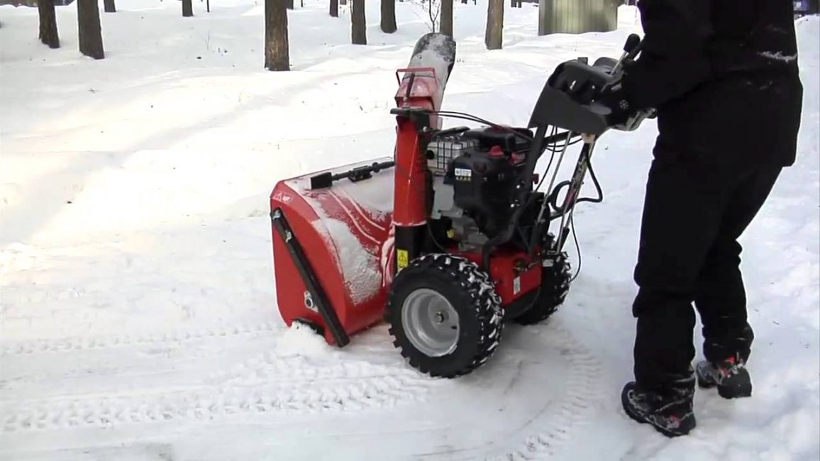 Fraise à neige automotrice à essence