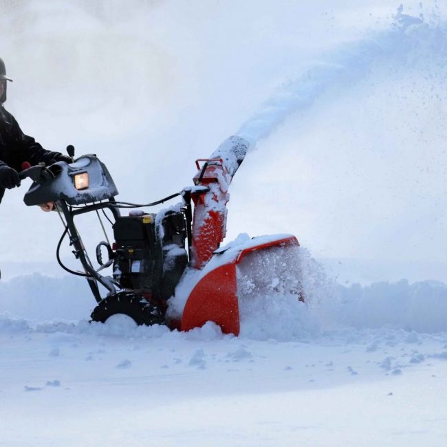 Souffleuse à essence au travail