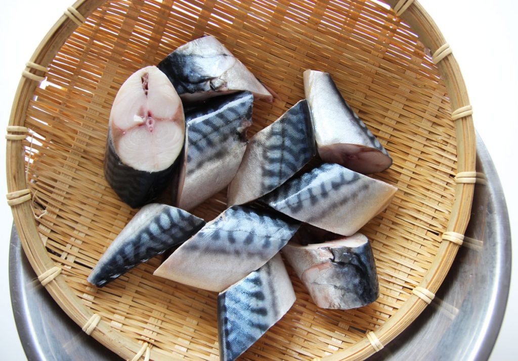 Maquereau légèrement salé en bouteille, comme fumé