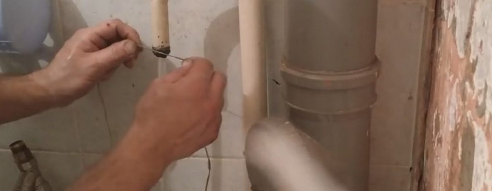 On enroule dans le sens du serrage de l'écrou