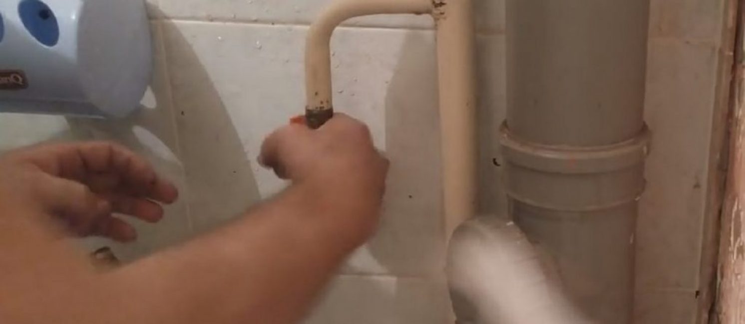 Amorcez manuellement pendant 3-4 tours et fermez le robinet